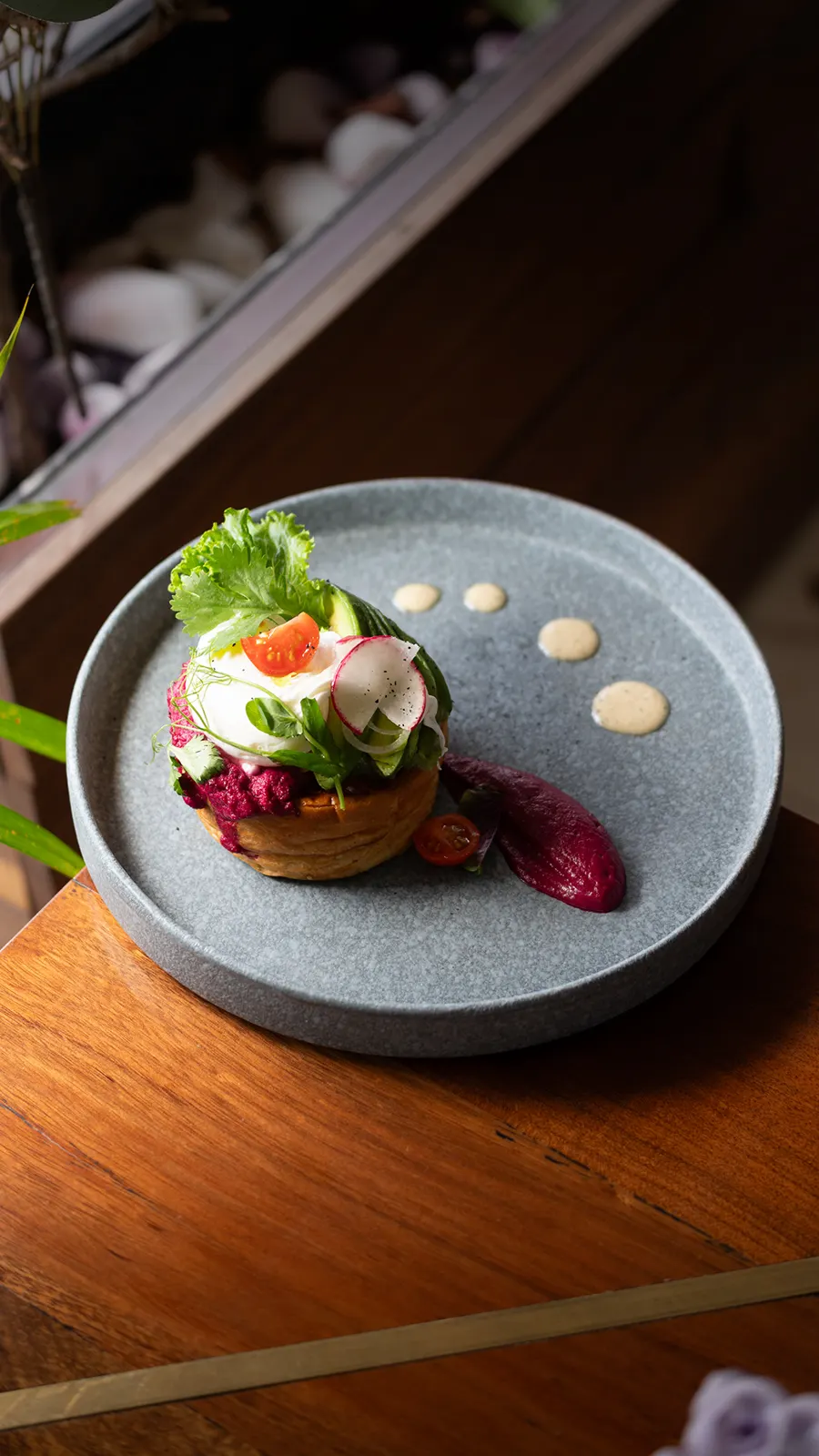 Plato con aguacate y rábano sobre una mesa de madera