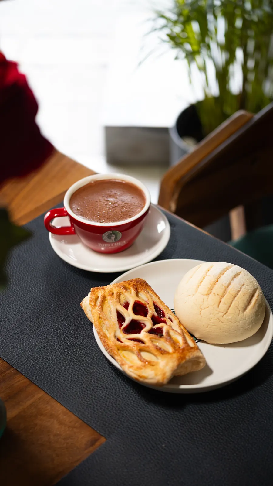 Chocolate caliente con concha y pan de zarzamora
